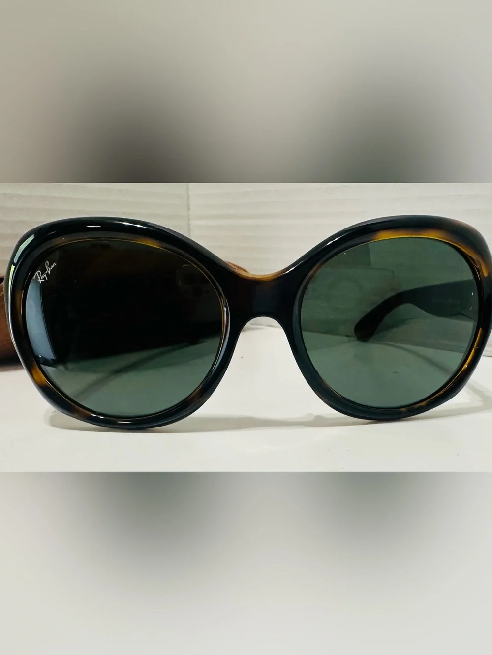 Ray-Ban Women's Tortoiseshell Frame Sunglasses with Green Lenses with case - Picture 1 of 8